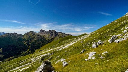 Lo spettacolare sentiero delle Crode Rosse con vista sul gruppo roccioso delle Pale di San Martino....
