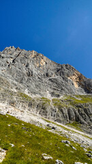 Lo spettacolare sentiero delle Crode Rosse con vista sul gruppo roccioso delle Pale di San Martino. Dolomiti, San Martino di Castrozza, Trentino, Italia