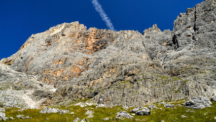 Lo spettacolare sentiero delle Crode Rosse con vista sul gruppo roccioso delle Pale di San Martino. Dolomiti, San Martino di Castrozza, Trentino, Italia