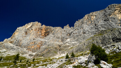 Lo spettacolare sentiero delle Crode Rosse con vista sul gruppo roccioso delle Pale di San Martino. Dolomiti, San Martino di Castrozza, Trentino, Italia