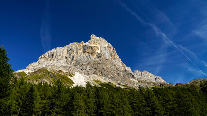Lo spettacolare sentiero delle Crode Rosse con vista sul gruppo roccioso delle Pale di San Martino. Dolomiti, San Martino di Castrozza, Trentino, Italia