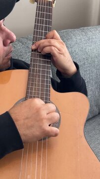 Hombre tocando acordes y arpegios en guitarra espa&ntilde;ola
