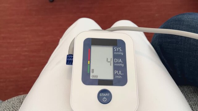 Pantalla de tensi&oacute;metro mostrando medici&oacute;n real