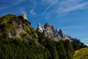 Obraz premium Lo spettacolare sentiero delle Crode Rosse con vista sul gruppo roccioso delle Pale di San Martino. Dolomiti, San Martino di Castrozza, Trentino, Italia