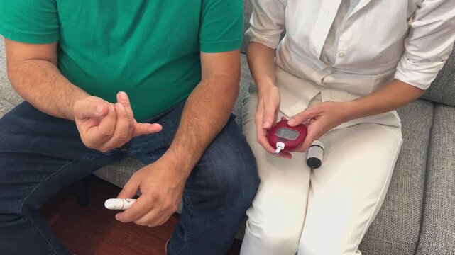 Enfermera tomando muestra de sangre en el gluc&oacute;metro