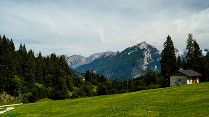 Obraz premium Lo spettacolare sentiero delle Crode Rosse con vista sul gruppo roccioso delle Pale di San Martino. Dolomiti, San Martino di Castrozza, Trentino, Italia