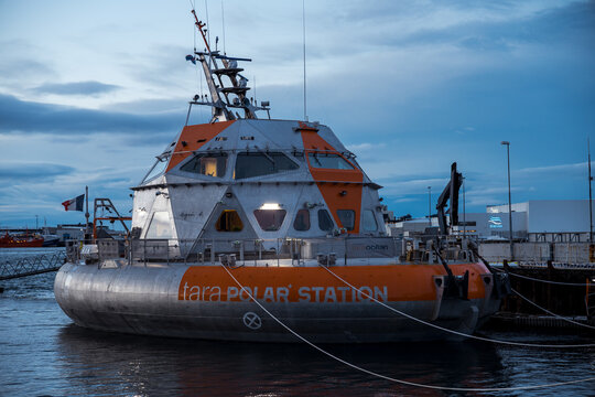 Forschungsschiff &bdquo;Tara Polar Station&ldquo; im Hafen