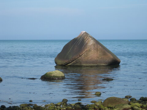 Gro&szlig;er Stein im Wasser