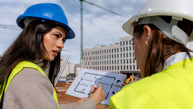 Architect and engineer collaborating on site