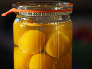 Mirabelles au sirop en bocal