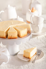 Cold New york cheesecake made with vanilla and cheese.