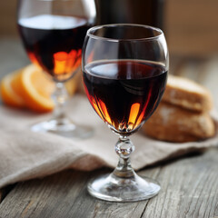 고급 레드와인 잔과 빵이 어우러진 감성 테이블 연출