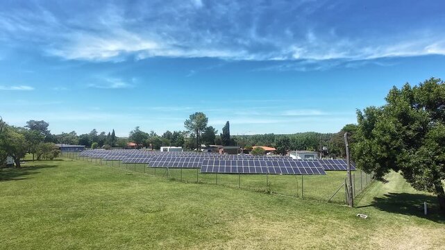 Solaranlagen Feld &ndash; Kleine Solaranlage mit Photovoltaik Panels auf Gr&uuml;nfl&auml;che