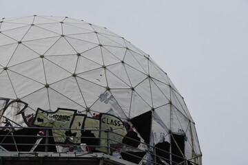 verfallene Kuppel der ehemaligen Abh&ouml;ranlage der Alliierten auf dem Teufelsberg in Berlin