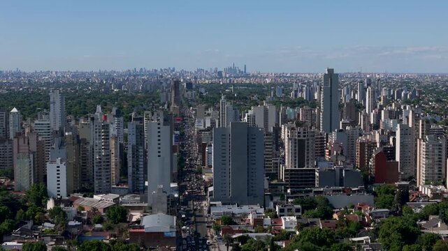 Vista a&eacute;rea con drone del centro de Lomas de Zamora y la Avenida Hip&oacute;lito Yrigoyen con Lan&uacute;s y el skyline de Puerto Madero de fondo. Buenos Aires, Argentina