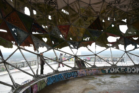 verfallene Kuppel der ehemaligen Abh&ouml;ranlage der Alliierten auf dem Teufelsberg in Berlin