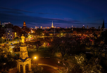 Obraz premium Harvard Square Monument at Night in Cambridge, Massachusetts