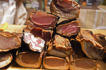viele ger&auml;ucherte Schinken im Anschnitt