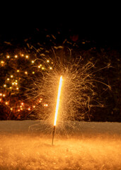 Feu de Bengale jaune avec lumières jaunes, soir, vertical