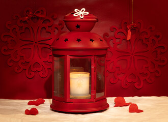 Lanterne rouge sur tapis blanc avec décorations, intérieur, horizontal
