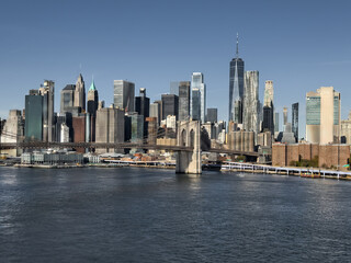 Fototapeta premium Brooklyn Bridge and Lower Manhattan Skyscrapers on a Bright Clear Day