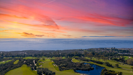 Obraz premium Aerial shot along the coastline at the Pelican Hill Resort in Newport Beach California USA