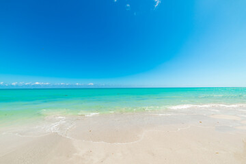 Turquoise water and white sand in Miami Beach