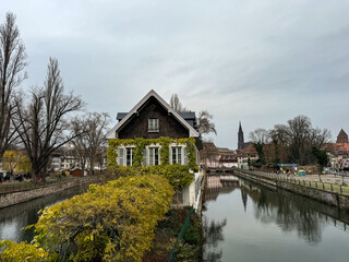Obraz premium Ivy house on the canal in Strasbourg, France
