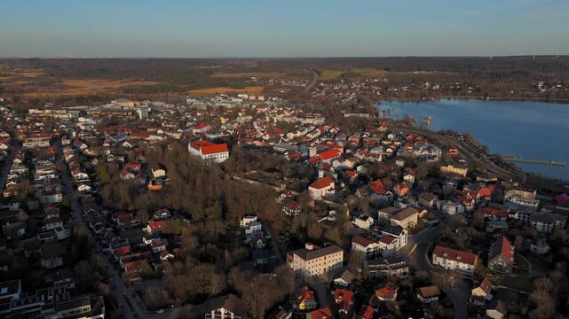 Luftaufnahme der Innenstadt von Starnberg in Deutschland Bayern und Starnberger See und Hauptattraktionen Schlossgarten und Schloss Starnberg, Pfarrkirche St. Josef auf dem Schlossberg. Berg Palace. 