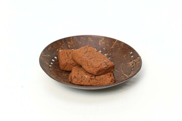 白背景の皿にのせたチョコブラウニー