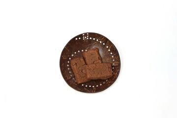 白背景の皿にのせたチョコブラウニー