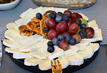 K&auml;seteller mit Weintrauben, blaubeeren und Br&auml;tsel