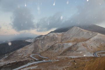 由布岳と雪景色（大分県由布市湯布院）
