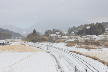 湯布院の雪景色と線路（大分県由布市湯布院）