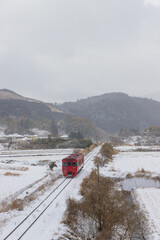 湯布院の雪景色と列車（大分県由布市湯布院）