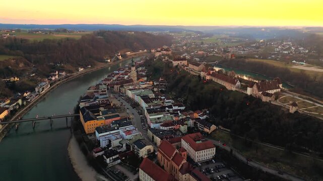 Luftaufnahme von Burghausen, Bayern, Deutschland mit langsten Burg der Welt auf Hugel, Salzach, Lindacher Brucke, Historischen Stadtplatz und malerischen Altstadt. Aerial view of Burghausen, Bavaria 
