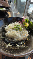 新鮮な生しらす丼と海