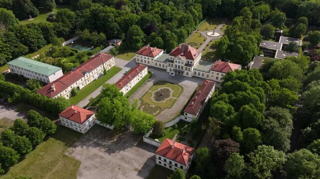 Luftaufnahme Schlossanlage Fuerstenried aus der Vogelperspektive. Historisches Jagdschloss mit symmetrischem Park im Muenchner Suedwesten. Perfekt fur Kultur und Reisethemen. Schloss Furstenried. 