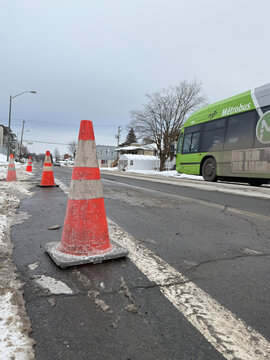 C&ocirc;nes de signalisation dans les rues de Qu&eacute;bec en hiver. Un autobus de la RTC de Qu&eacute;bec. R&eacute;seau de transport de la Capitale.