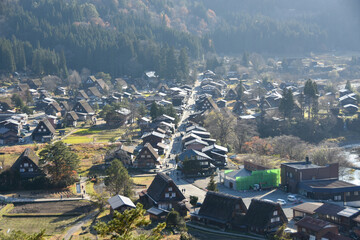 紅葉に包まれる白川郷