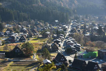 紅葉に包まれる白川郷