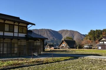 紅葉に包まれる白川郷