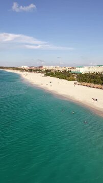 Vista a&eacute;rea de Eagle Beach, Aruba: Arena blanca, aguas turquesas y palmeras Fofoti.