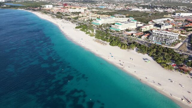 Vista a&eacute;rea de Eagle Beach, Aruba: Arena blanca, aguas turquesas y palmeras Fofoti.