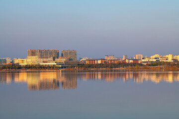 Obraz premium Panoramic view of the city in autumn by the lake