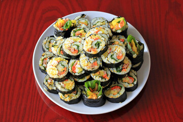 집에서 밥, 채소, 김으로 만든 한국 음식 김밥 