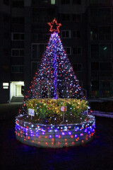 12월 야외에 설치된 크리스마스 조명