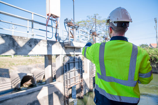 A specialist inspector is checking the water gate's opening and closing system to ensure it is still functioning properly.