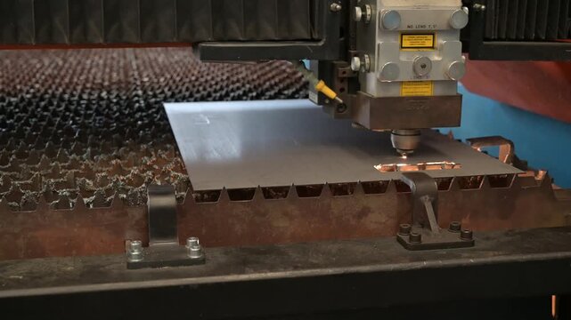macchina a taglio laser effettua dei ritagli su di una lastra di acciaio