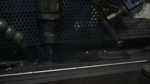 macchina perforatrice in una officina industriale